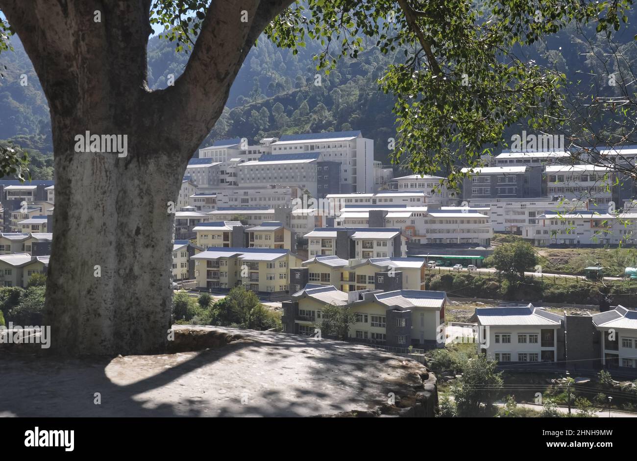 Mandi, Himachal Pradesh, India - Ottobre 16 2021: Vista dell'Istituto Indiano di tecnologia–Mandi (IIT–Mandi) dalla strada. Foto Stock