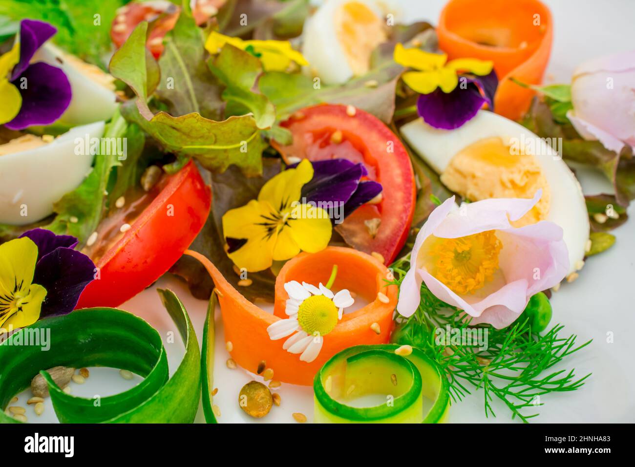 bella insalata con fiori commestibili Foto stock - Alamy