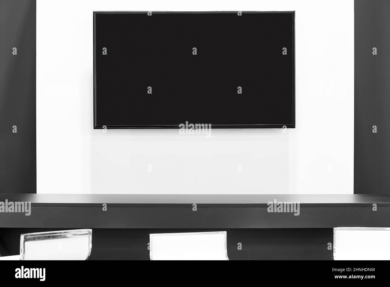 Schermo TV su una parete bianca. Set tv con decorazioni interne Foto Stock