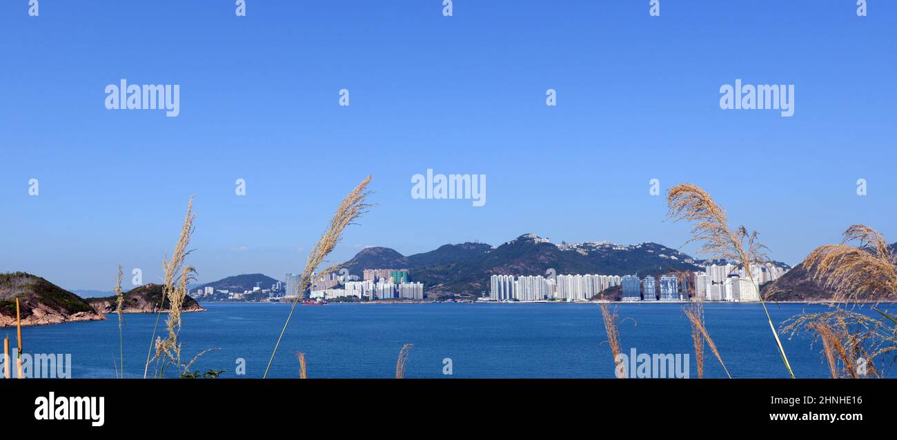 Una vista dell'isola di HK dall'isola di Lamma. Foto Stock