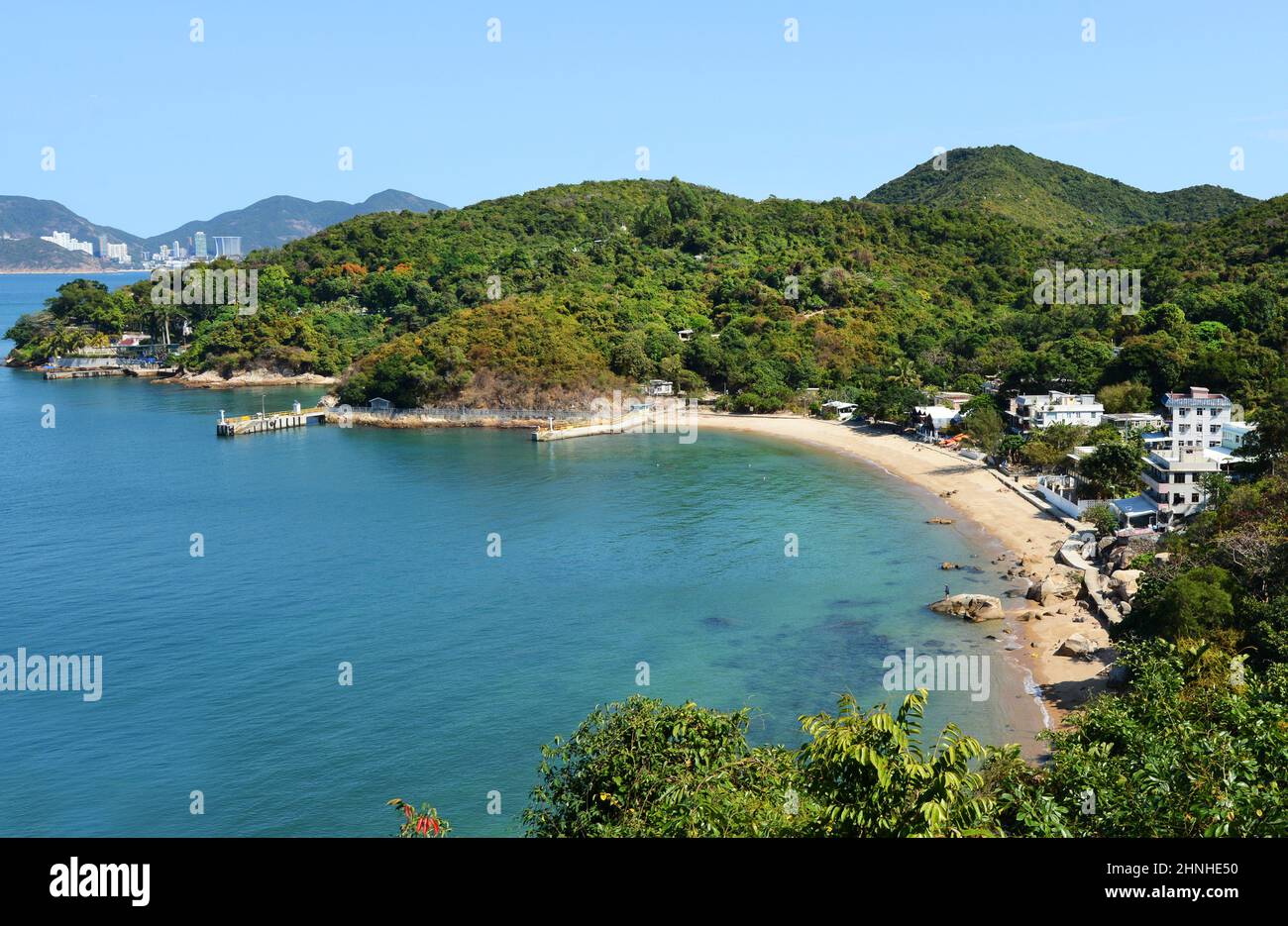 Una vista sul villaggio di Mo Tat e la sua bella spiaggia. Isola di Lamma, Hong Kong. Foto Stock