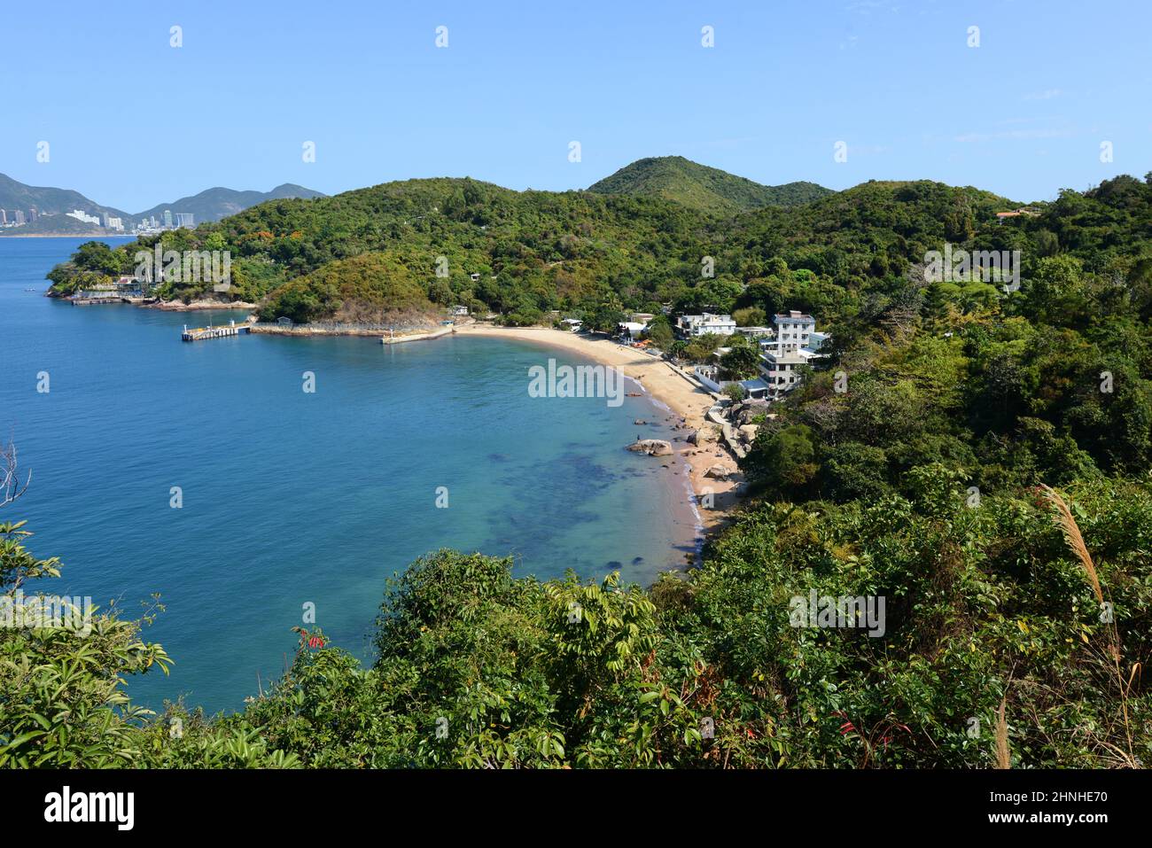 Una vista sul villaggio di Mo Tat e la sua bella spiaggia. Isola di Lamma, Hong Kong. Foto Stock