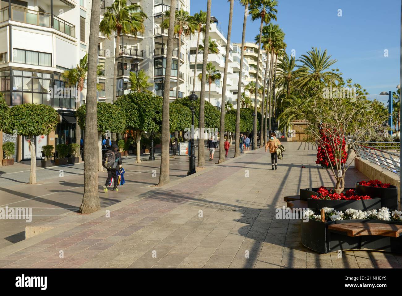 Marbella, Spagna - 5 gennaio 2022: Persone che camminano sul lungomare di Marbella in Spagna Foto Stock