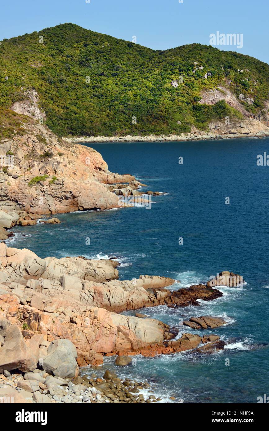 La splendida costa rocciosa nella parte meridionale dell'isola di Lamma a Hong Kong. Foto Stock