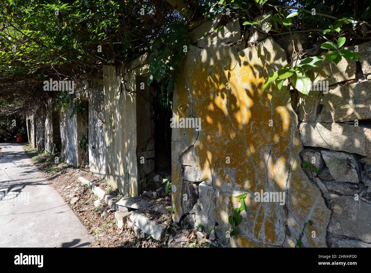 Le case dei primi 19th secolo in un vecchio villaggio deserito di primi coloni (clan di Chow) nella parte meridionale dell'isola di Lamma a Hong Kong. Foto Stock