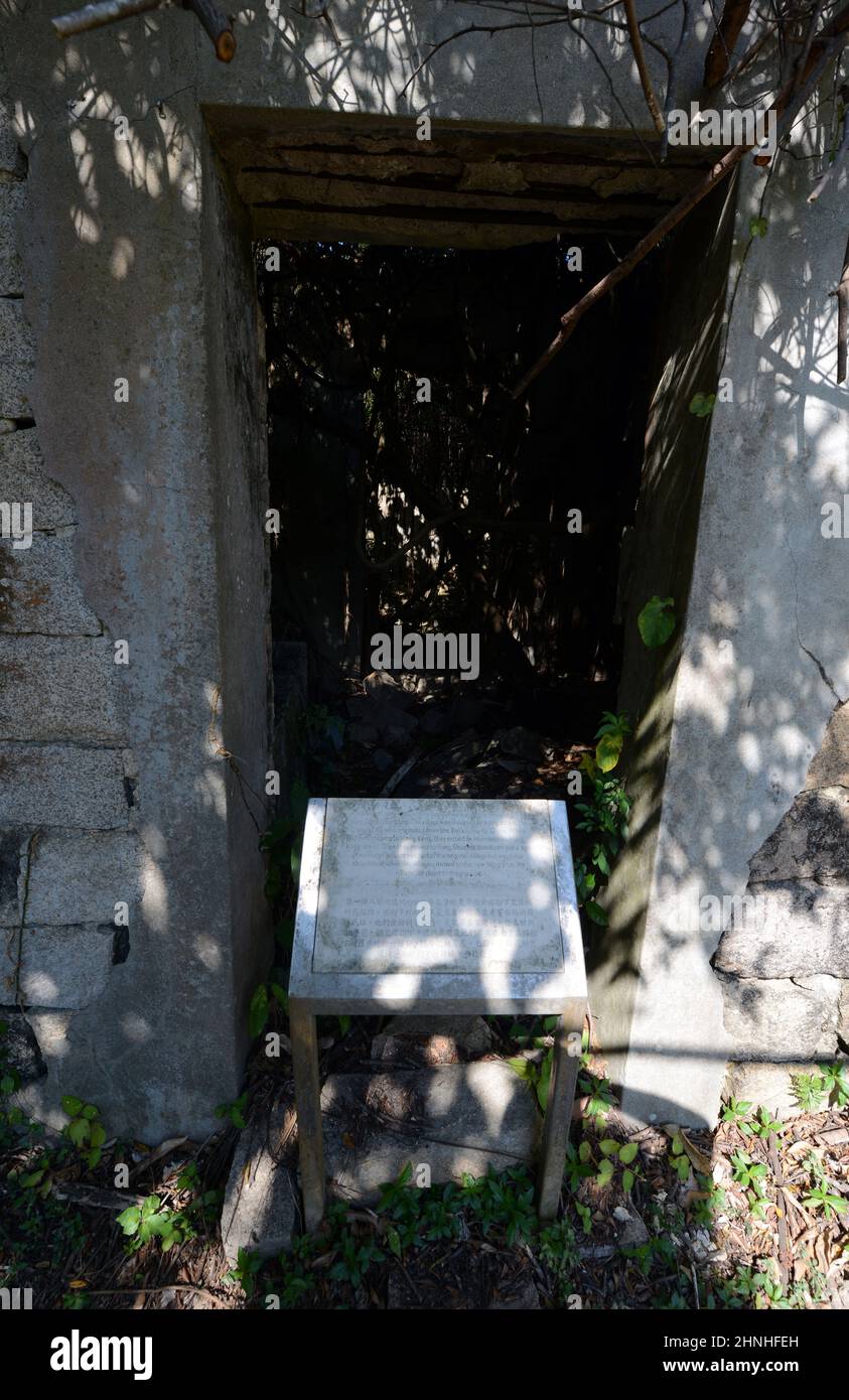 Le case dei primi 19th secolo in un vecchio villaggio deserito di primi coloni (clan di Chow) nella parte meridionale dell'isola di Lamma a Hong Kong. Foto Stock