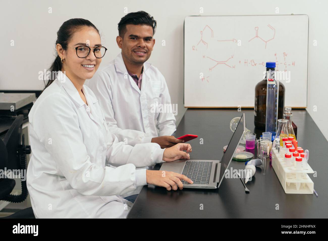 Tecnici di laboratorio che utilizzano un computer in un laboratorio di chimica Foto Stock