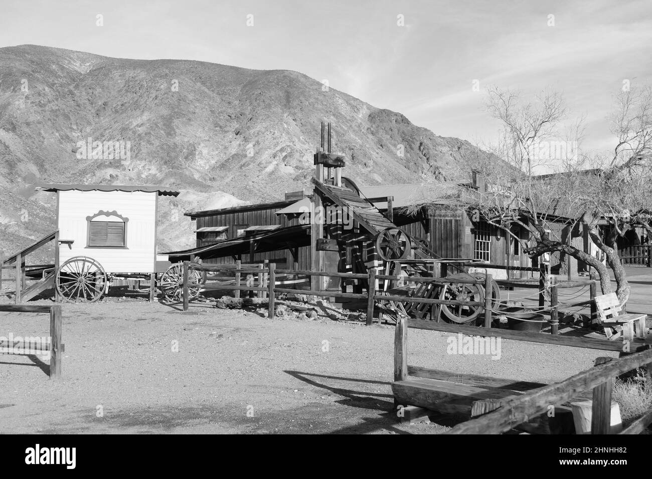 Foto in bianco e nero di macchinari minerari in legno e di un carro trainato da cavalli nella città fantasma del selvaggio West di Calico, San Bernardino County, California, USA Foto Stock
