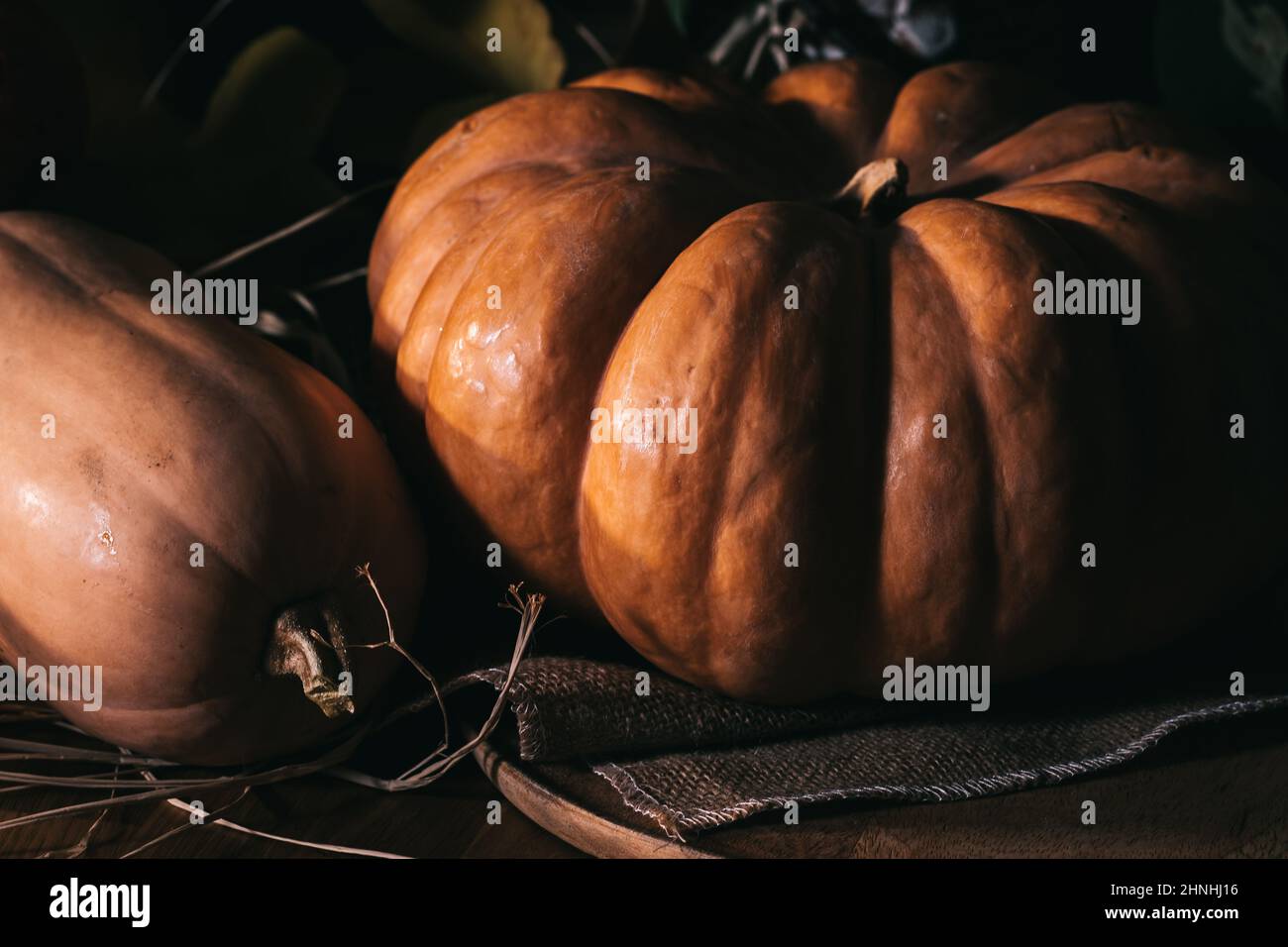 Due zucche in autunno. Luce soffusa e piacevole in autunno mood&concept Foto Stock