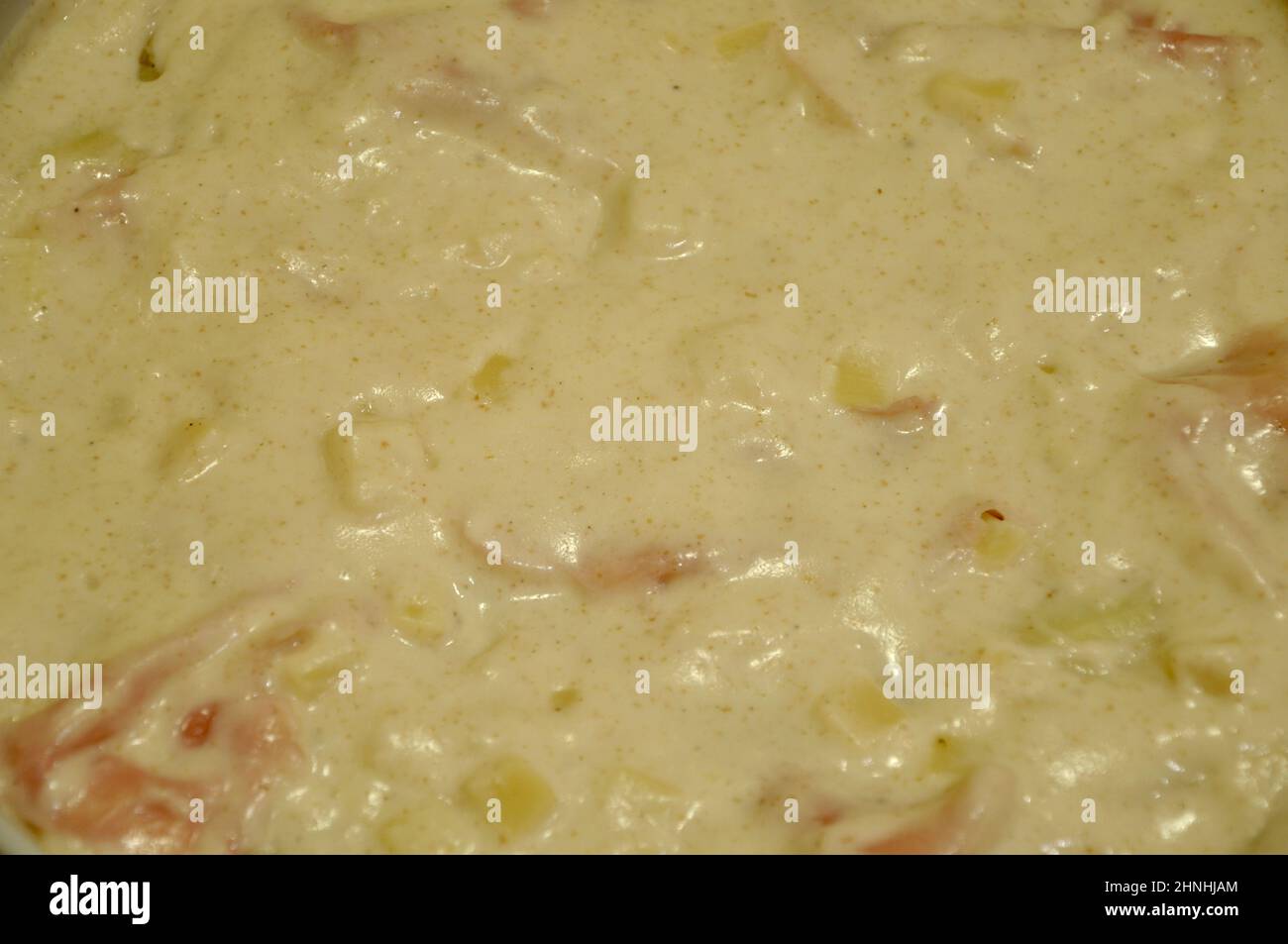 Patate francesi al forno con prosciutto gratinato e formaggio. Patate al forno cheesy gratinate patate smerlappate Foto Stock