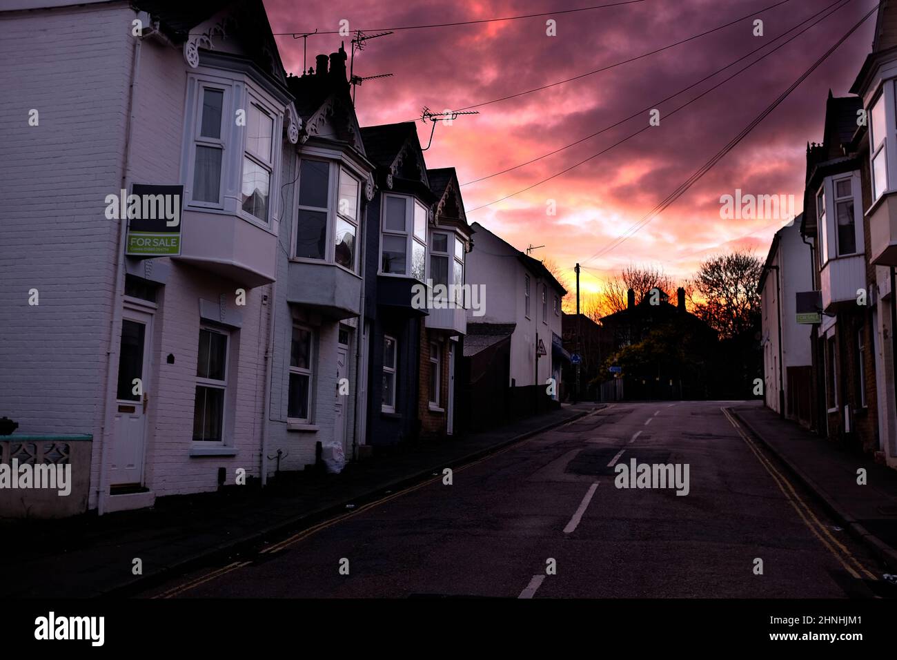 Porte,aperte,tramonti,case,a schiera,in,vendita,segnaletica,strada,casa,arco,finestre,assicurazione,Cowes,isola di Wight,Inghilterra,UK,Gran Bretagna,inglese, Foto Stock