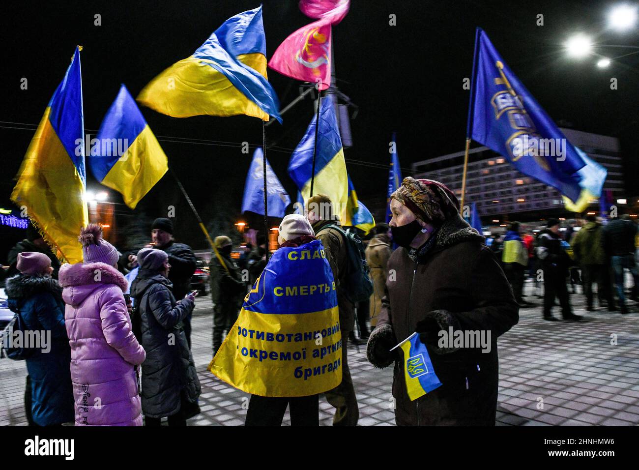 ZAPORIZHZHIA, UCRAINA - 16 FEBBRAIO 2022 - la gente è riunita per lo Zaporizhzhia resisterà al viche a Maidan Heroiv nel giorno dell'unità, Zaporizhz Foto Stock