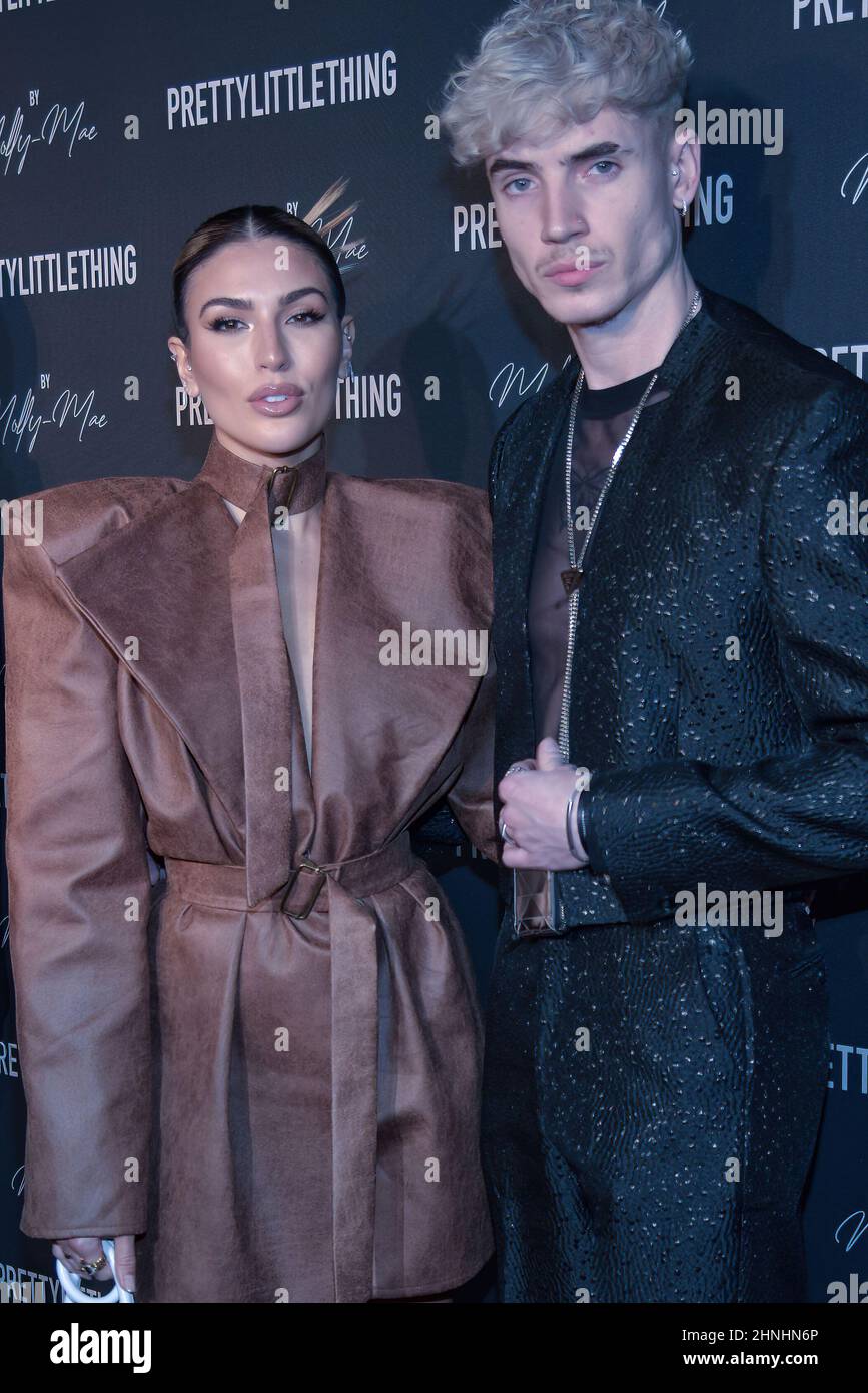 Londra, Regno Unito. 01st Jan 2014. Emily Faye Miller e Cam Holmes partecipano alla sfilata di moda PrettyLittleThing X Molly-Mae al Londoner Hotel di Londra. (Foto di Loredana Sangiuliano/SOPA Imag/Sipa USA) Credit: Sipa USA/Alamy Live News Foto Stock