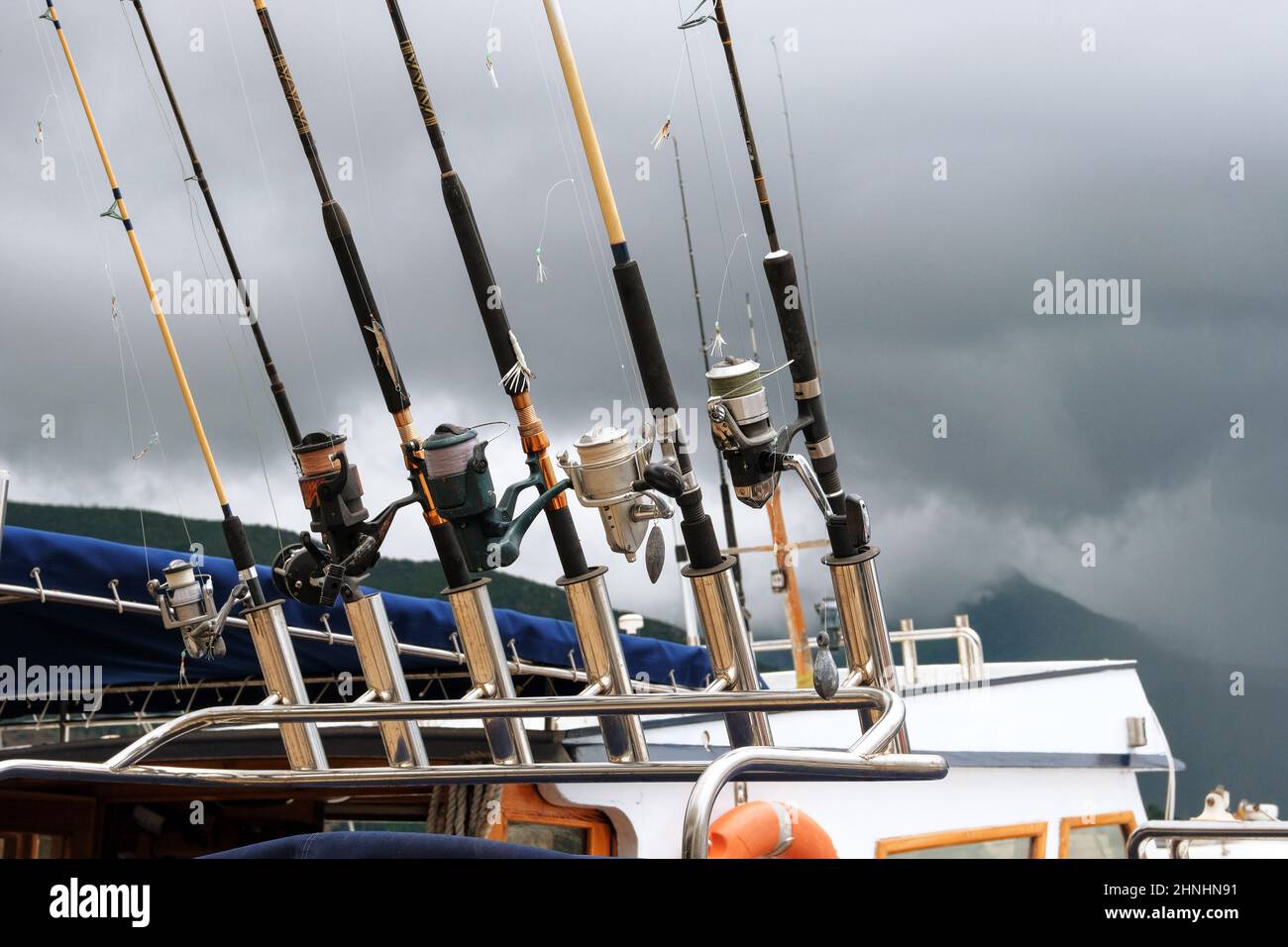 Canne da pesca commerciali su acque turchesi. Attrezzatura da pesca in mare. Attività di cattura del pesce, sia per il cibo che come sport. Foto Stock
