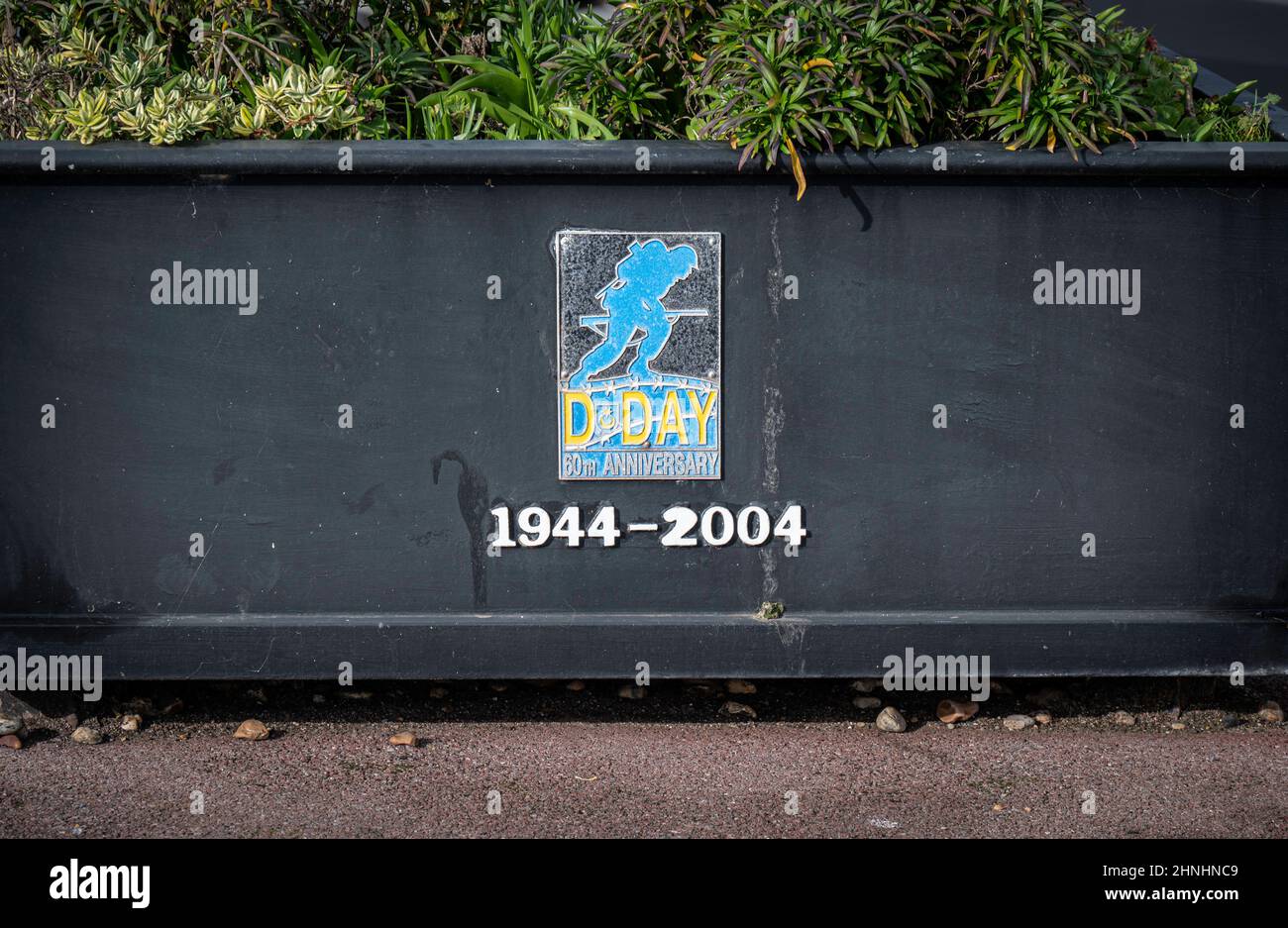 Cartello e illustrazione che ricorda gli sbarchi del D-Day e WW2 Foto Stock