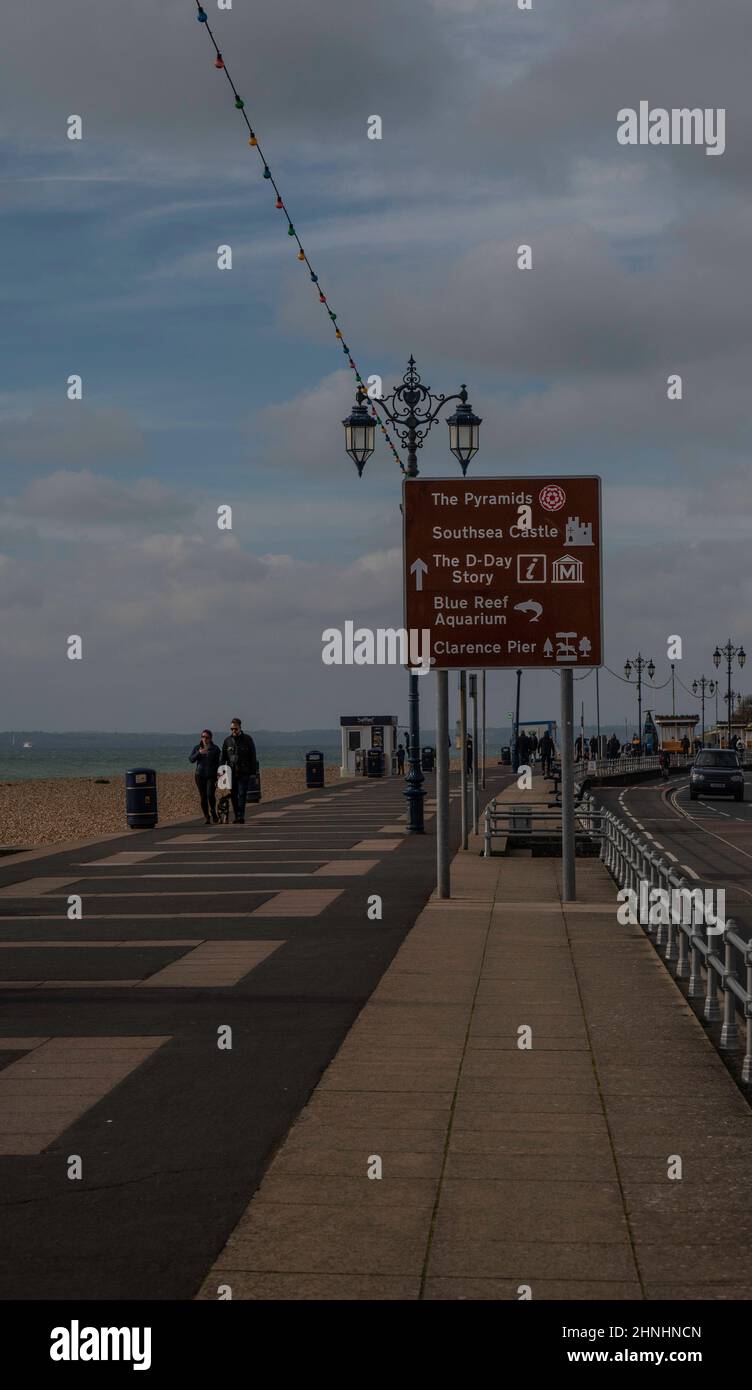 Un cartello sul lungomare di Southsea che mostra varie attrazioni turistiche Foto Stock