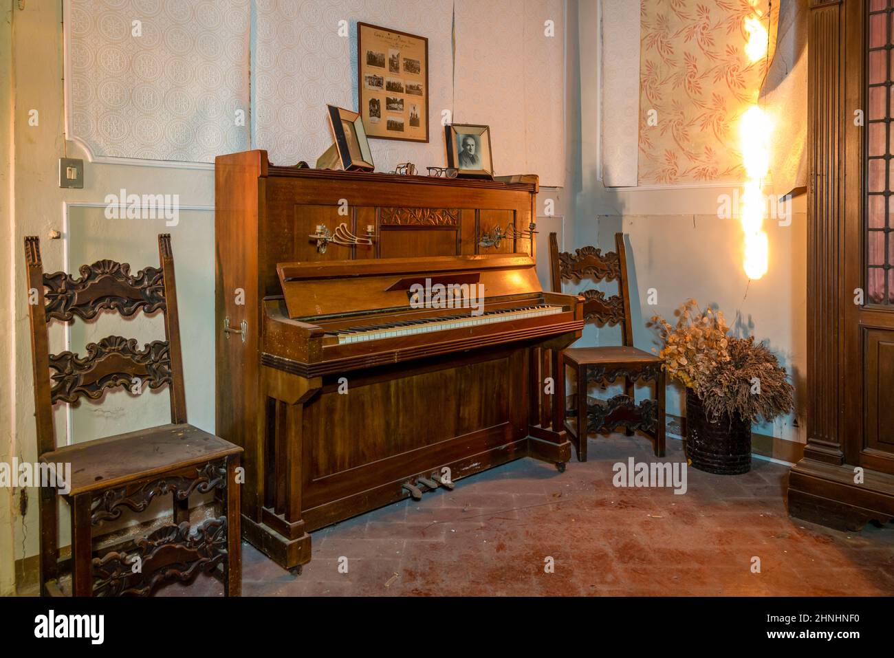 Febbraio 2022, pianoforte illuminato dalla luce del mattino in una casa abbandonata, Urbex nel nord Italia Foto Stock