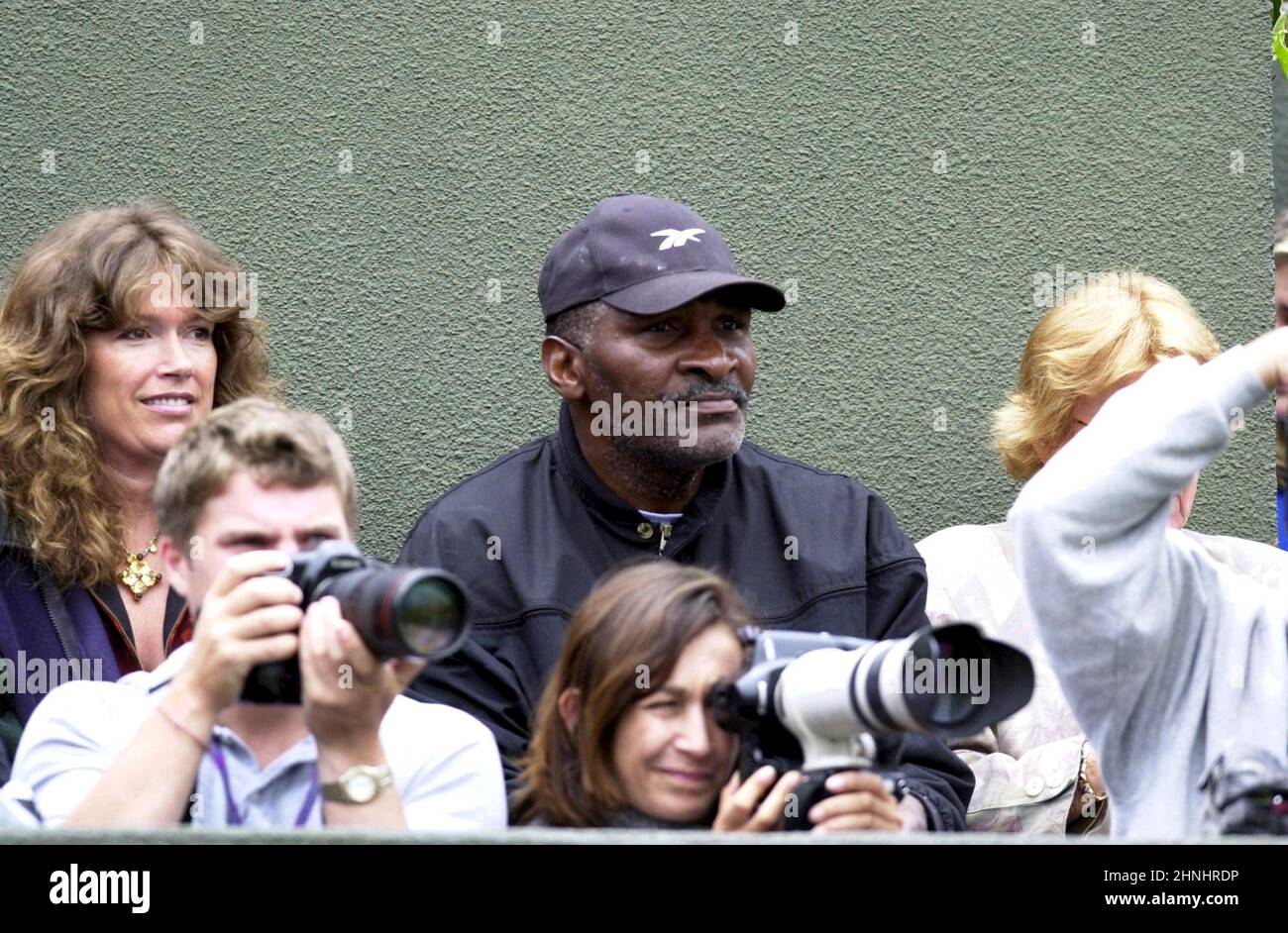 Richard Williams guarda le sue figlie Serena e Venere giocare contro Martina Navratilova e Mariaan de Swardt al Wimbledon Tennis 5th luglio 2000 Foto Stock