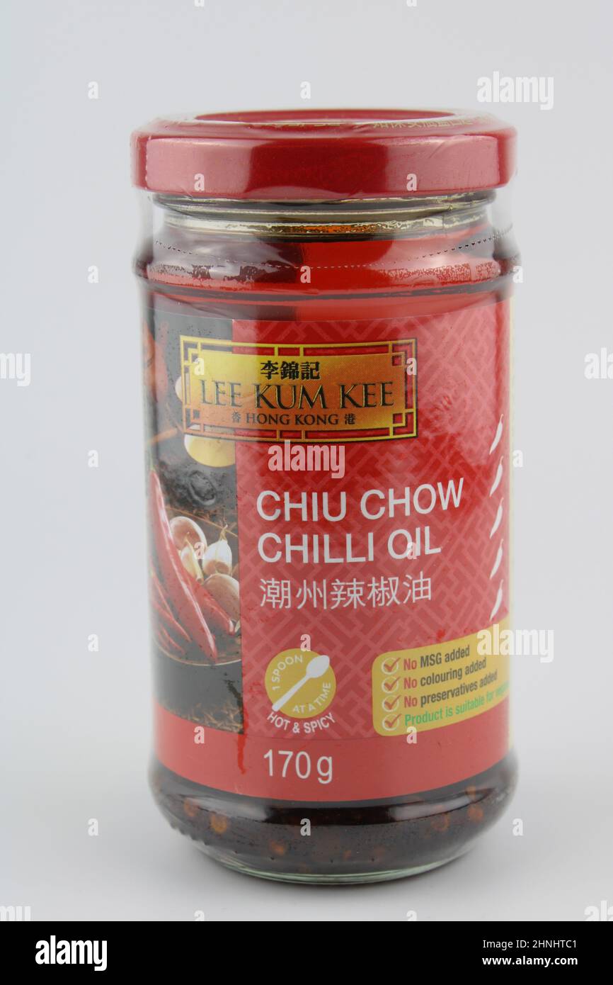 Vaso di Lee Kum Kee Chiu chow olio di peperoncino isolato. Foto Stock