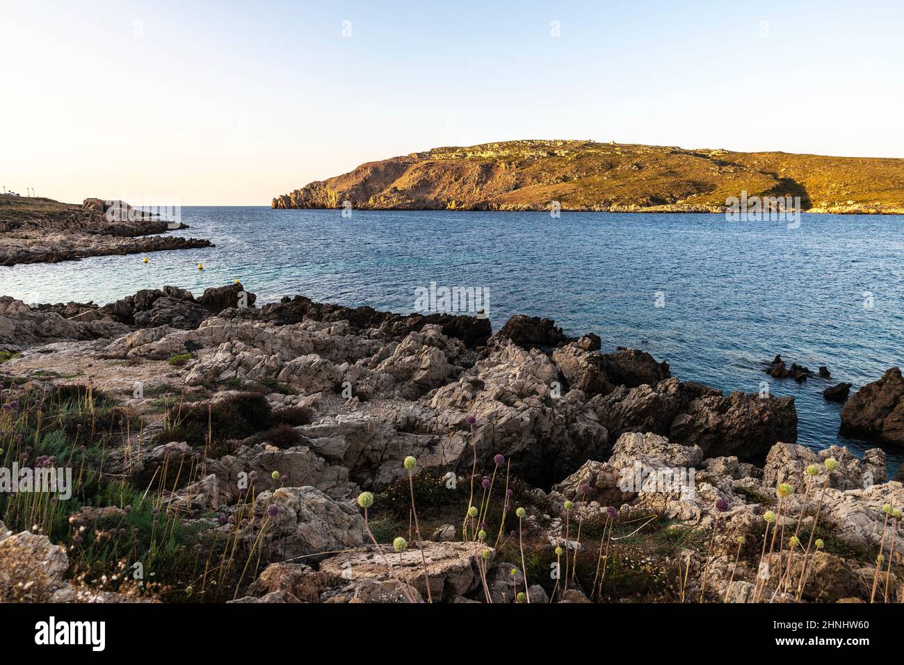 Baia di Fornells con mare calmo a Minorca, Isole Baleari, Spagna Foto Stock