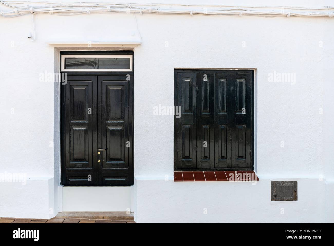 Casa bianca nel villaggio di Fornells in estate a Minorca, Isole Baleari, Spagna Foto Stock