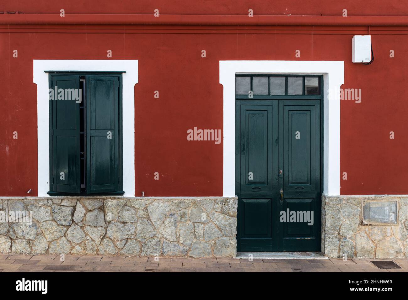 Vecchia casa nel villaggio di Fornells in estate a Minorca, Isole Baleari, Spagna Foto Stock