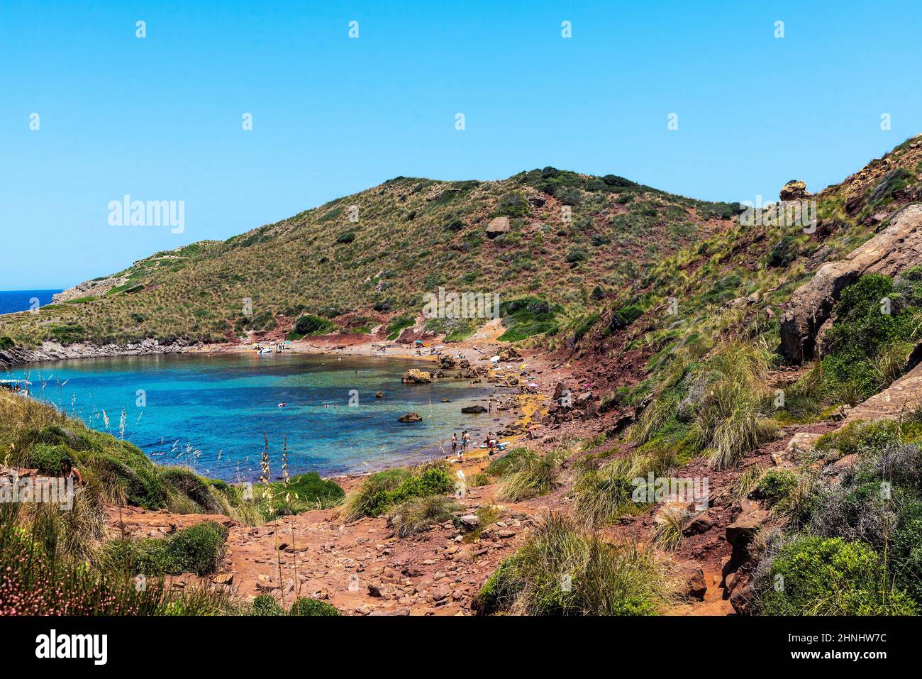 Panoramica della spiaggia di Cavalleria con gente in giro a Minorca, Isole Baleari, Spagna Foto Stock