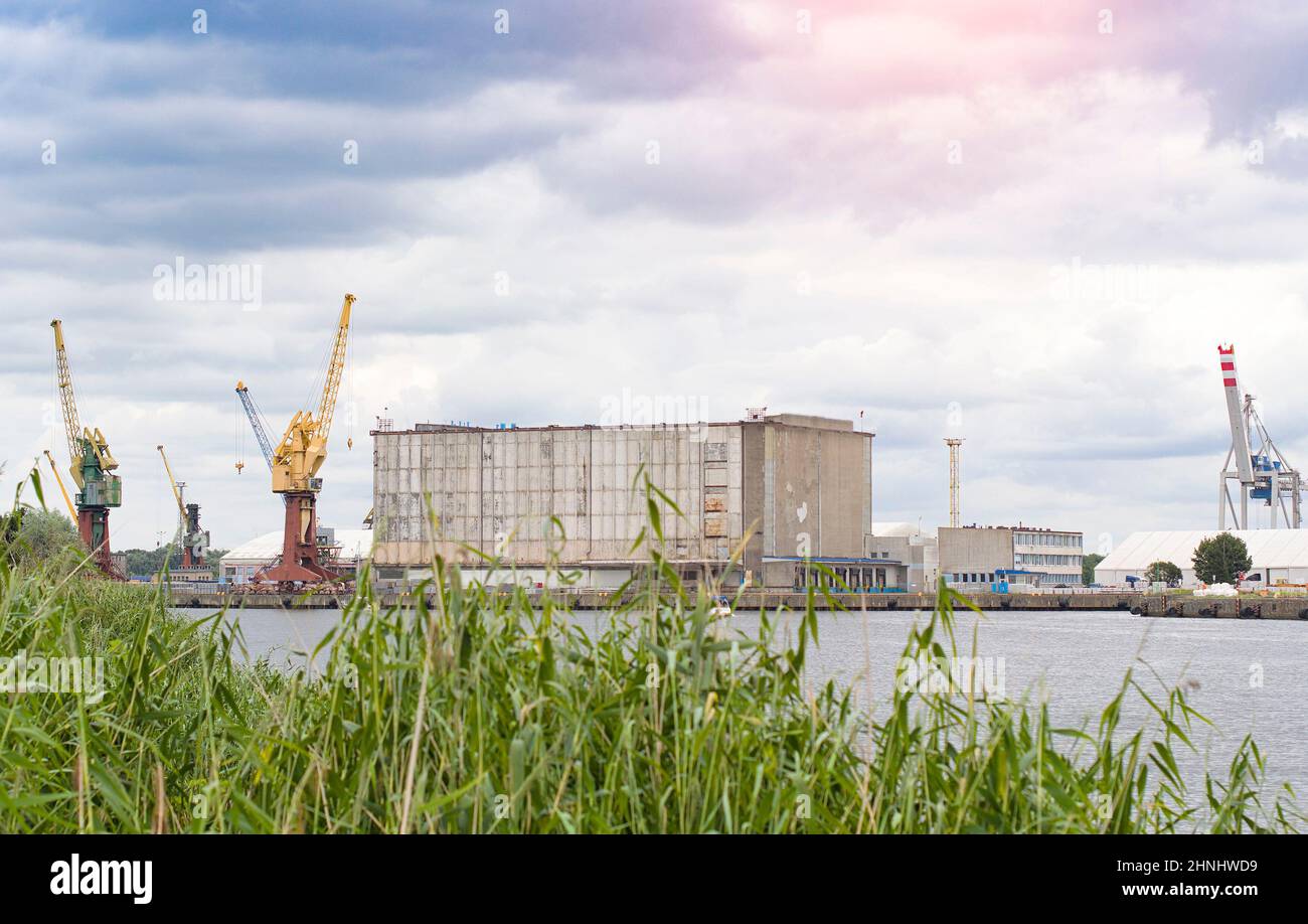 I cantieri navali del porto di Szczecin sono uno dei più grandi complessi portuali del Mar Baltico. Foto Stock