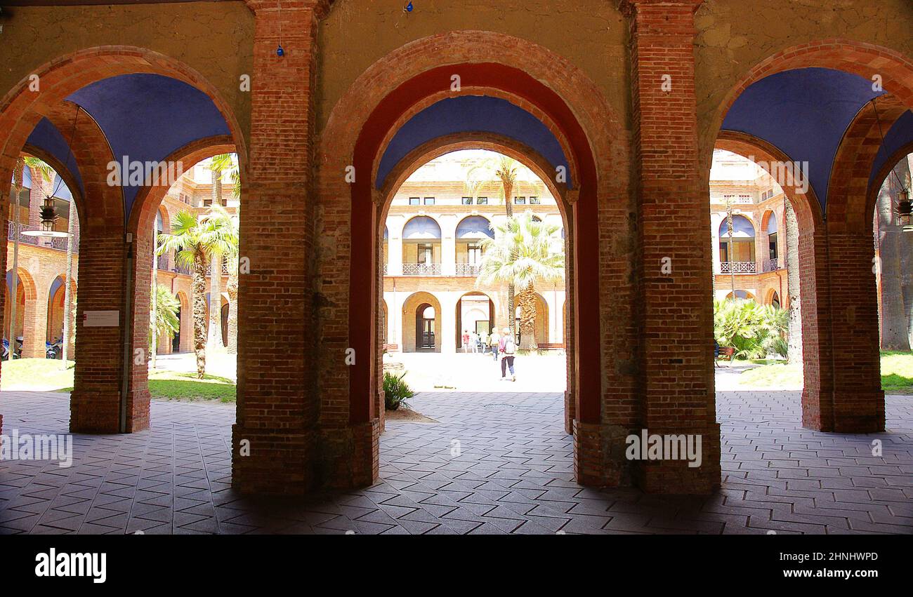 Archi e colonne del quartier generale del quartiere Nou Barris a Barcellona, Catalunya, Spagna, Europa Foto Stock