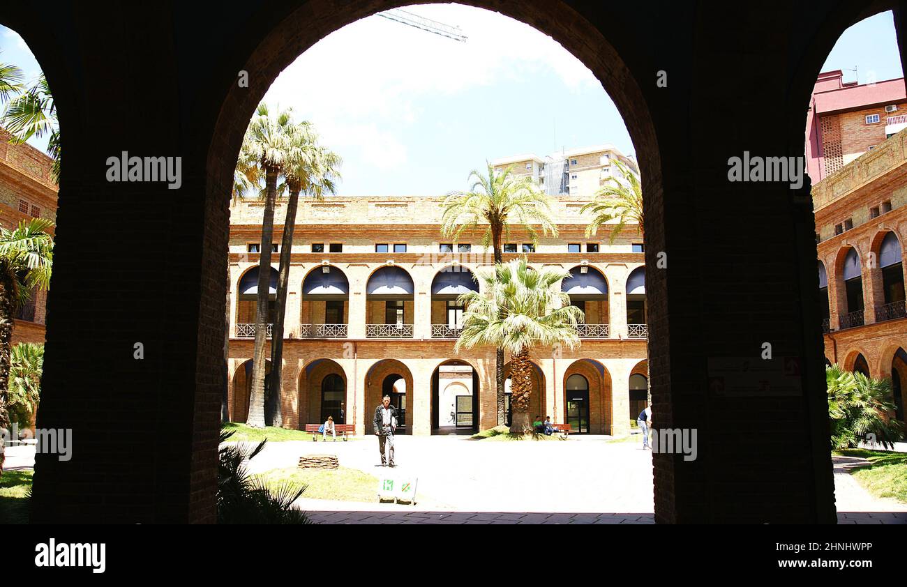 Archi e colonne del quartier generale del quartiere Nou Barris a Barcellona, Catalunya, Spagna, Europa Foto Stock