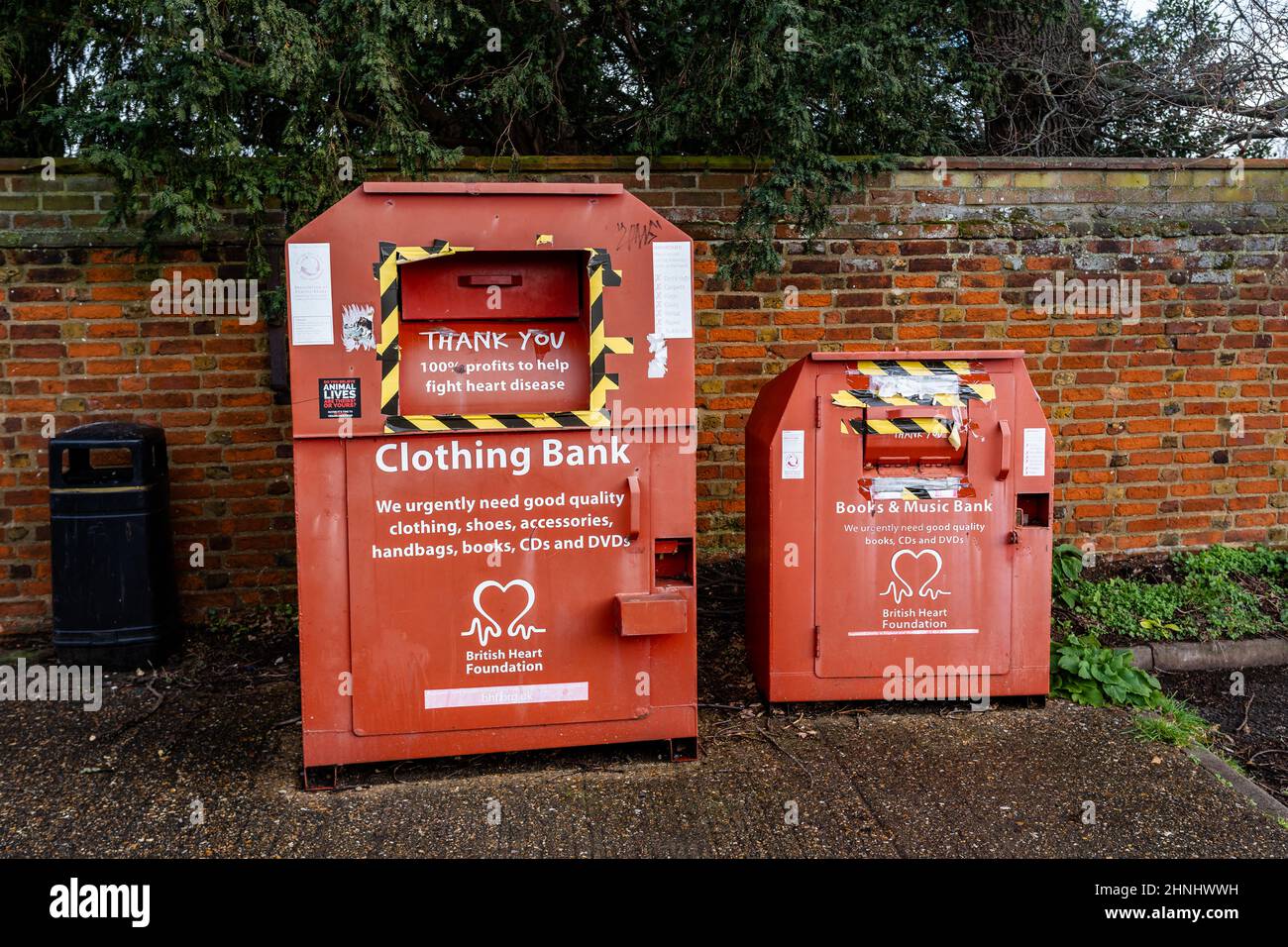 Woodbridge Suffolk UK Febbraio 16 2022: Bidoni donazioni benefiche che raccolgono abiti, libri e intrattenimenti per British Heart Foundation Foto Stock