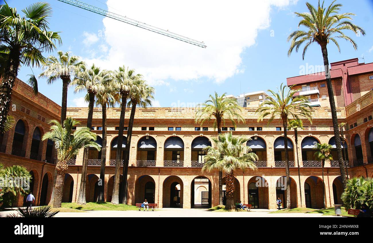 Archi e colonne del quartier generale del quartiere Nou Barris a Barcellona, Catalunya, Spagna, Europa Foto Stock