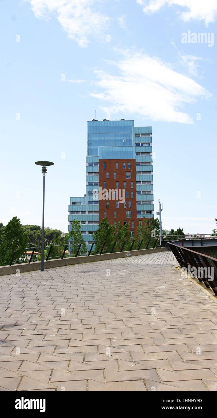 Vista panoramica dei giardini di Plaza de ca N'Enseya a Nou Barris, Barcellona, Catalunya, Spagna, Europa Foto Stock
