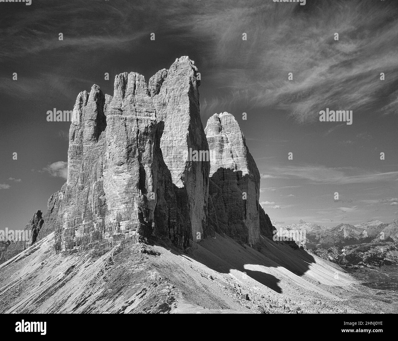 L'immagine è delle famose tre Torri, conosciute in tedesco come Drei Zinnen ma più poeticamente denominate in italiano come le tre Cime di Laverado situate nella regione orientale di Sesto-Sesto delle Dolomiti italiane. Durante la prima guerra mondiale, conosciuta come la guerra bianca, le cime hanno costituito una barriera naturale tra gli italiani e gli austriaci in guerra, la prima linea che attraversa le cime. Foto Stock