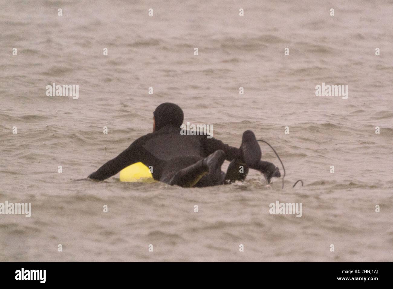 Un'occhiata al surf invernale sul lago Michigan a Door County Wisconsin vicino allo storico faro dell'isola di Cana in un pomeriggio ventoso grigio. Foto Stock