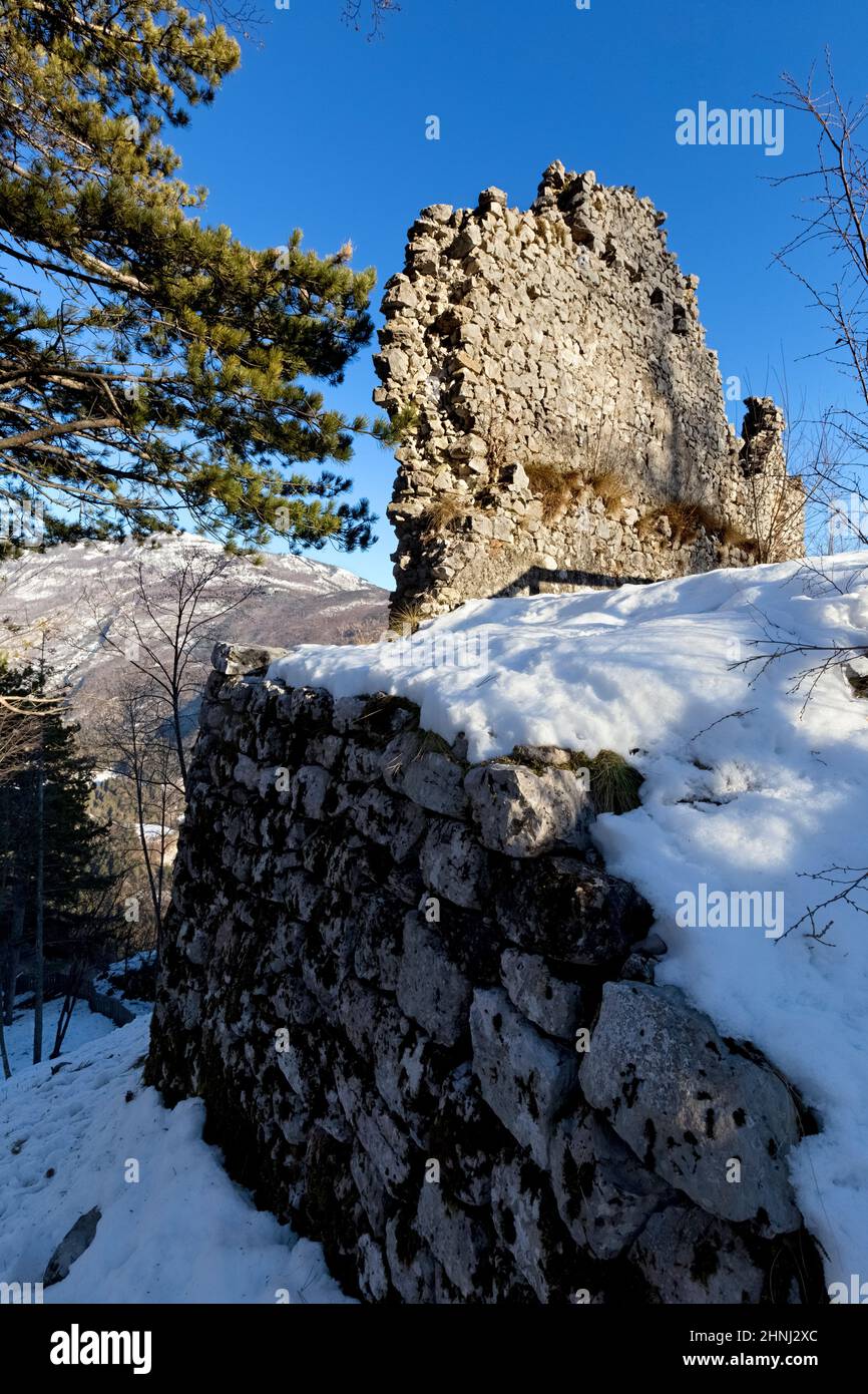 Le mura fatiscenti del Castello mani. San Lorenzo in Banale, Giudicarie, Trentino, Italia. Foto Stock
