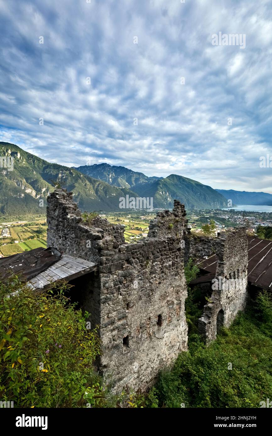 Le mura del Castello di Santa Barbara furono la dimora della possente dinastia Lodron. Lodrone, Giudicarie, Trentino, Italia. Foto Stock