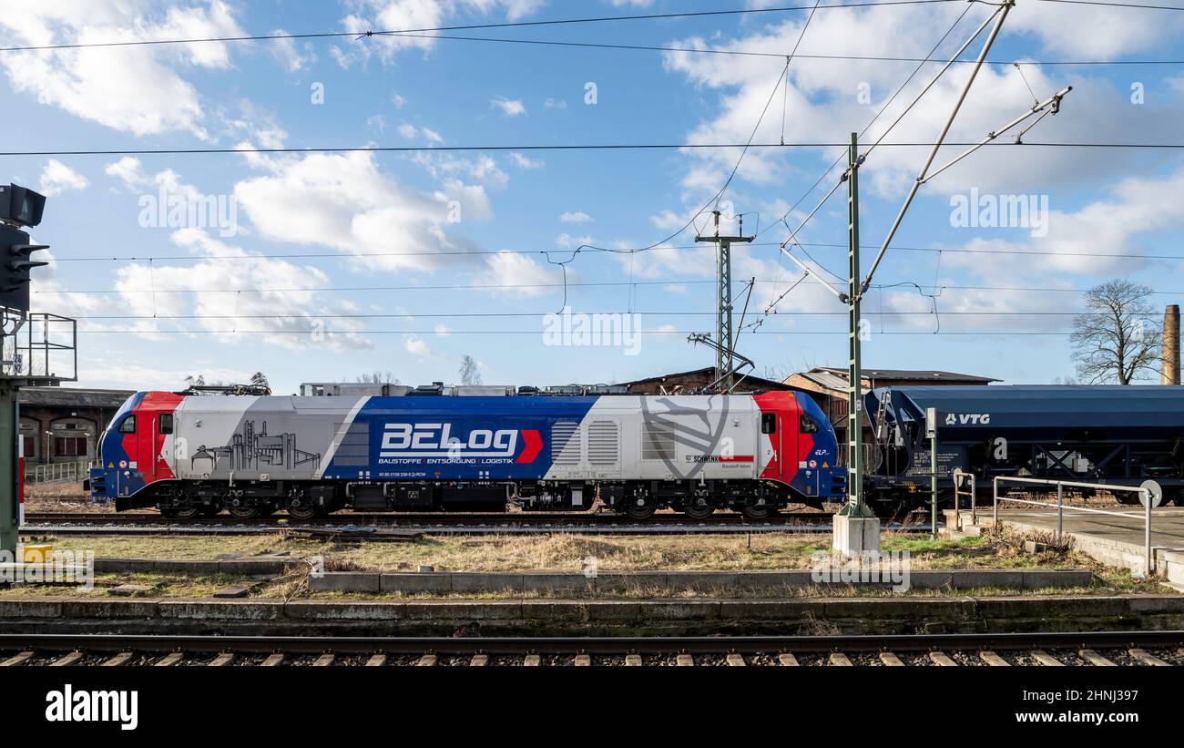 Germania , Lübbenau , 17.02.2022 , un EuroDual di Stadler che opera per la società Schwenk Foto Stock