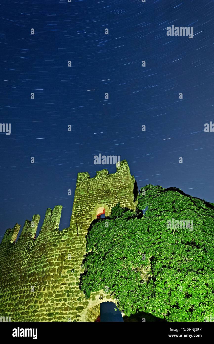 Le fiabe rovine del Castello di Aichach (o Rovereto) in una notte senza luna. Castelrotto, provincia Bolzano, Trentino Alto Adige, Italia, Europa. Foto Stock