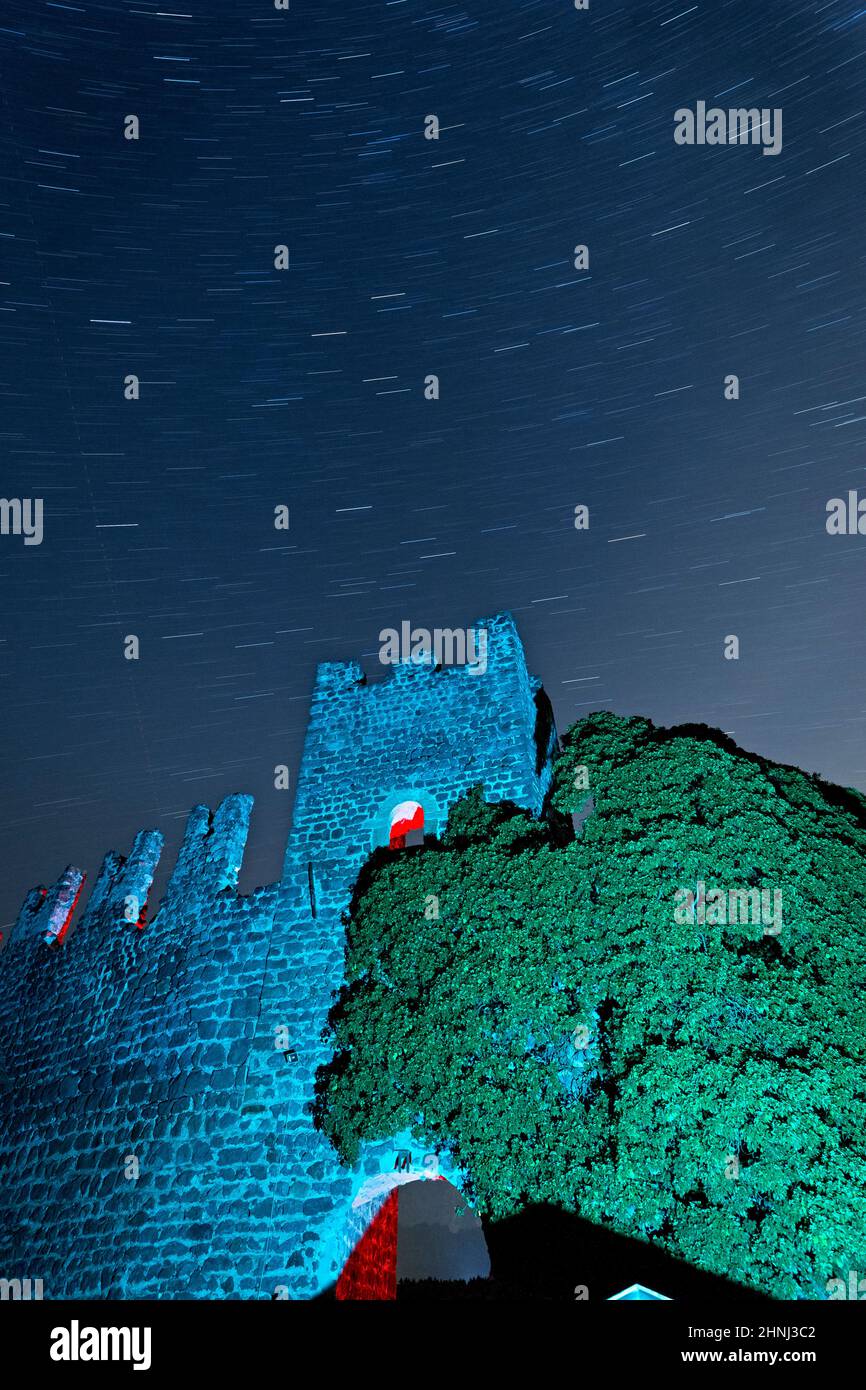 Le fiabe rovine del Castello di Aichach (o Rovereto) in una notte senza luna. Castelrotto, provincia Bolzano, Trentino Alto Adige, Italia, Europa. Foto Stock