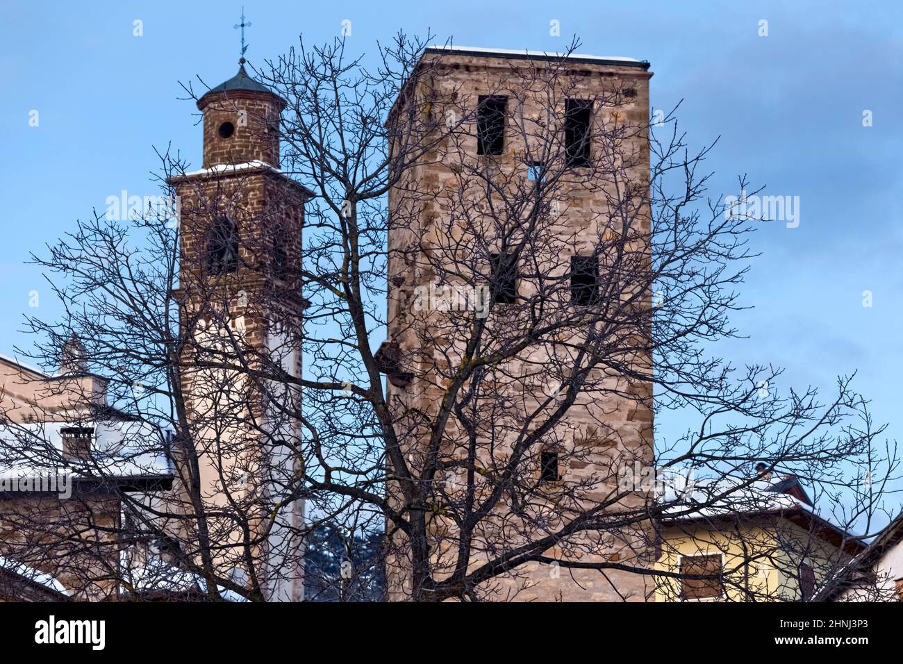 La torre del Castello di Giovo (o 'Castello di Rosa) e il campanile della chiesa in Ville di Giovo. Giovo, provincia di Trento, Trentino Alto Adige, Italia. Foto Stock
