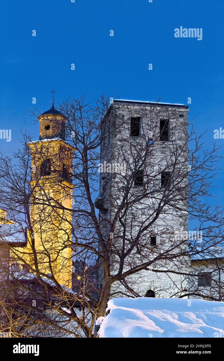 La torre del Castello di Giovo (o 'Castello di Rosa) e il campanile della chiesa in Ville di Giovo. Giovo, provincia di Trento, Trentino Alto Adige, Italia. Foto Stock
