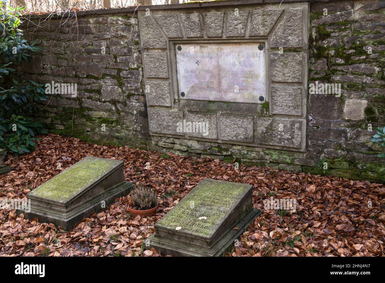 Lapidi della volta burialy della famiglia Harkort nella foresta della tenuta di schede nelle montagne di Ardey vicino Herdecke, Renania del Nord-Vestfalia, Germania. Th Foto Stock