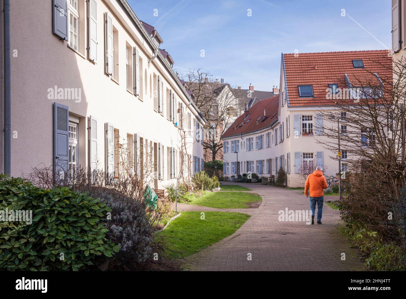 Case sulla strada Landsstrasse nel quartiere Neuehrenfeld, edifici di appartamenti di proprietà della cooperativa di case Die Ehrenfelder, Colonia, Germania Foto Stock