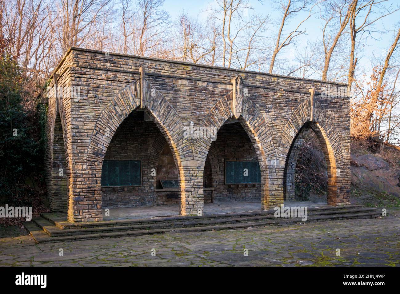 Il memoriale di Ehrenmal (memoriale dei caduti) alla collina di Harkort a Wetter sul fiume Ruhr, sala con targhe di nome delle vittime della prima guerra mondiale, Nor Foto Stock