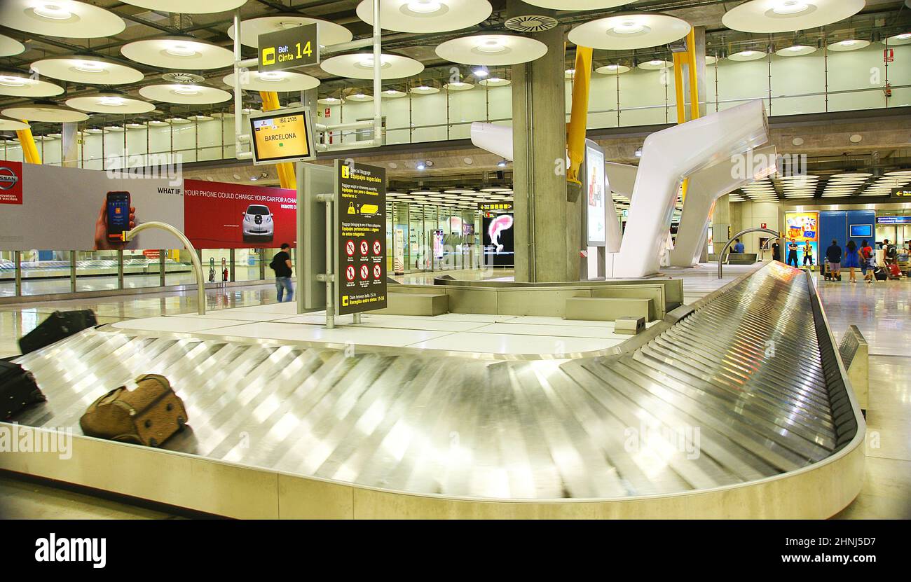 Cintura di ritiro bagagli presso il terminal 4 dell'aeroporto Barajas di Madrid, Spagna, Europa Foto Stock