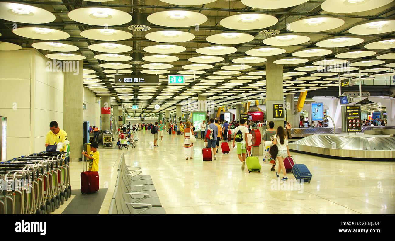 Cintura di ritiro bagagli presso il terminal 4 dell'aeroporto Barajas di Madrid, Spagna, Europa Foto Stock