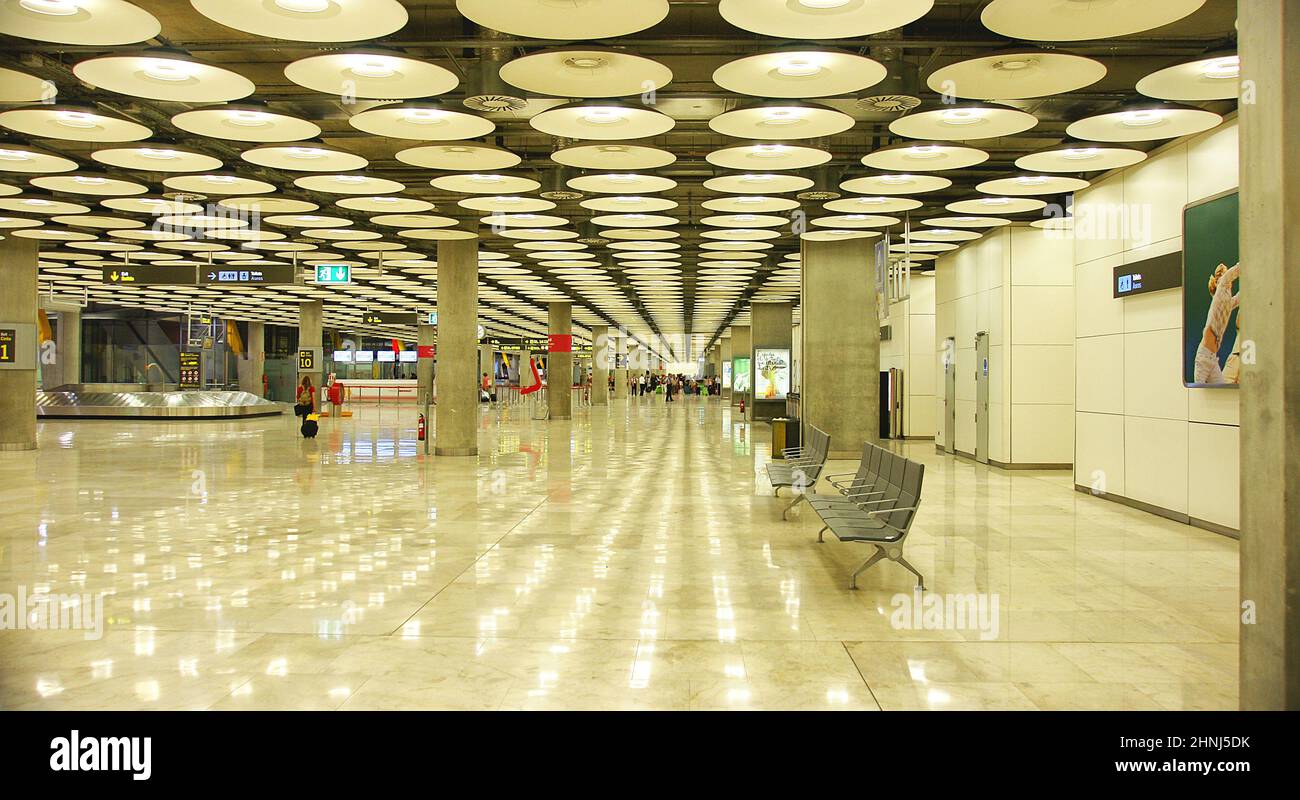 Cintura di ritiro bagagli presso il terminal 4 dell'aeroporto Barajas di Madrid, Spagna, Europa Foto Stock