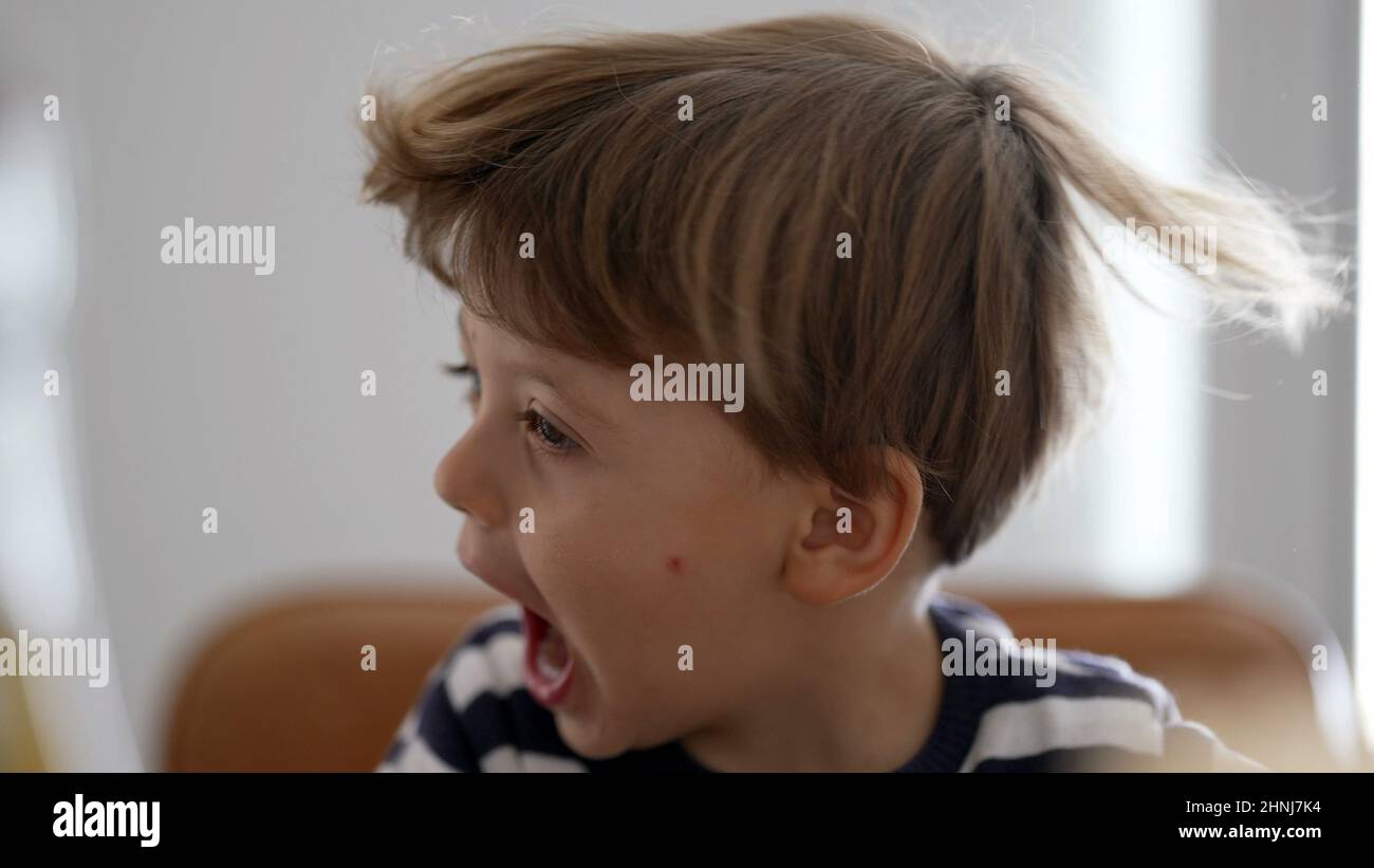 Un bambino scuote la testa e i capelli essendo goofy e divertimento Foto  stock - Alamy