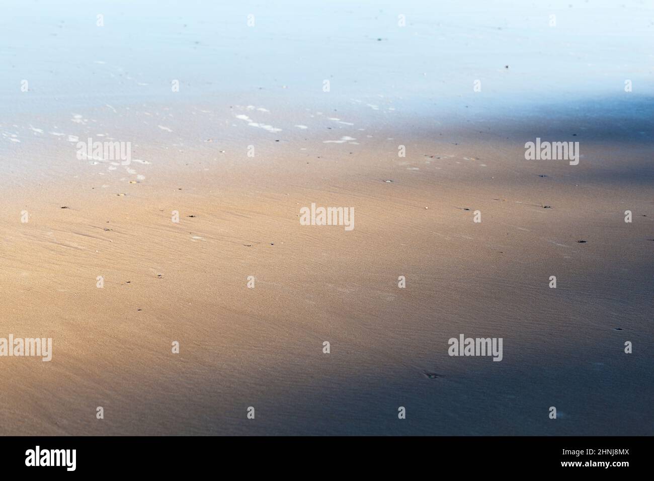 Gioco di luci e ombre mattine sulla spiaggia, astratto stato d'animo marino Foto Stock
